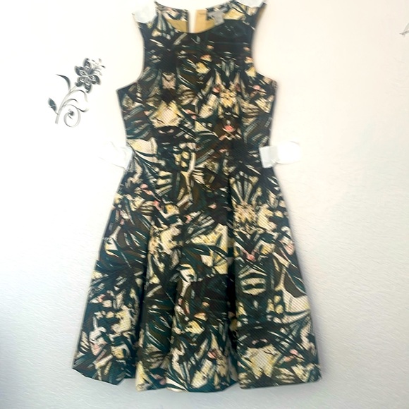 Beautiful fit and flare dress. Palm tree design with 100%polyester doublure - Picture 1 of 4